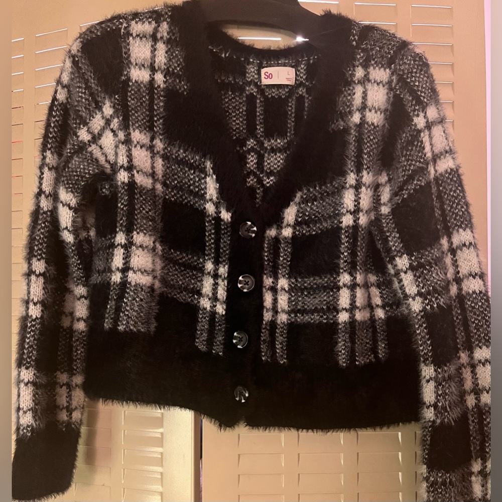 Black plaid junior’s SO brand cropped fuzzy cardigan sz lg